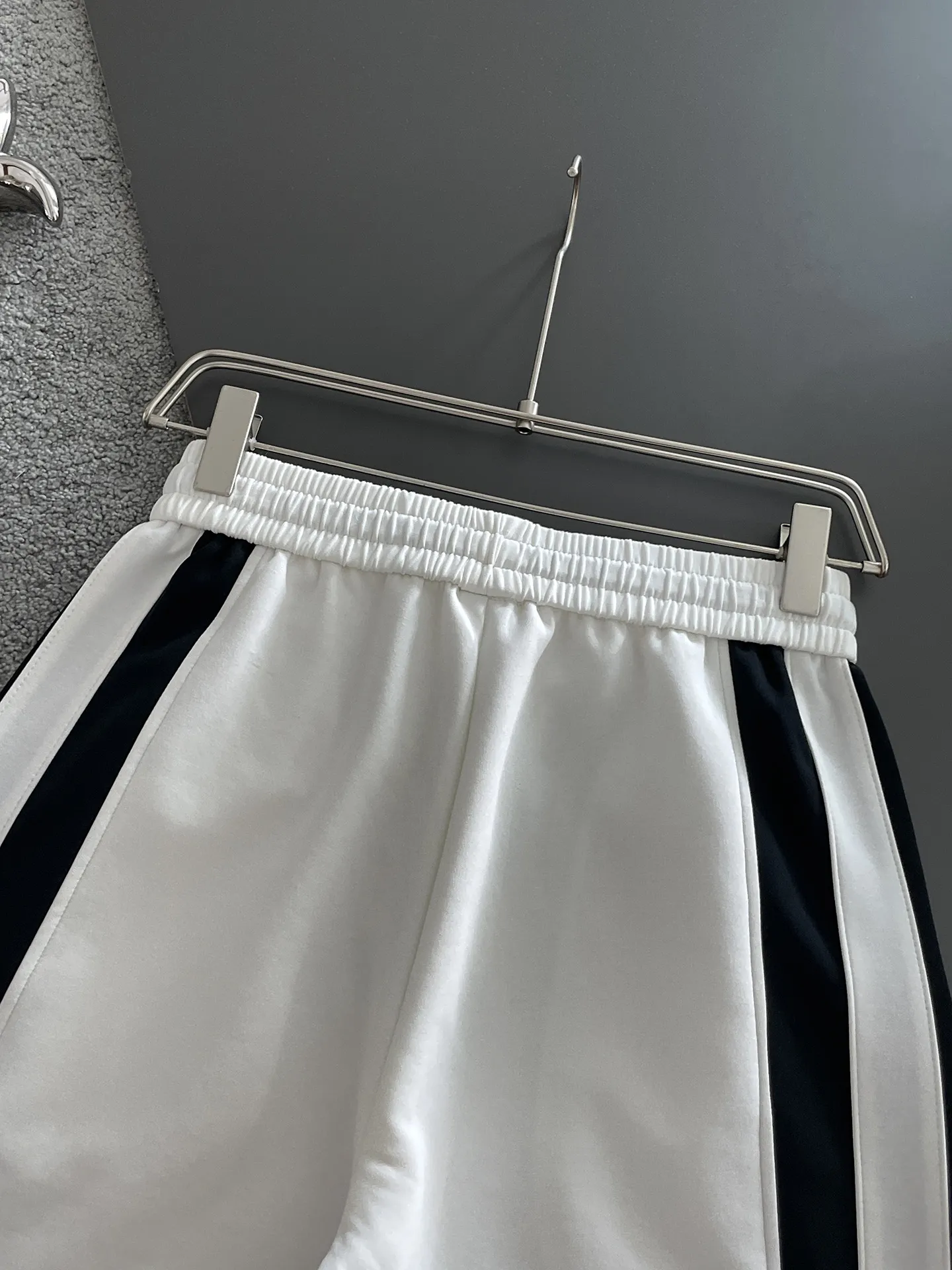 Balenciaga's three-standard complete 2026 summer New Arrival men's casual shorts, advanced custom-made Breathable fabric, Breathable fabric, extremely stretchy and comfortable, impeccable details, top-grade accessories, original logo design concept, delicate and soft feel! The upper body fit is awesome! Size: M-XXXL Please state your height and weight when ordering